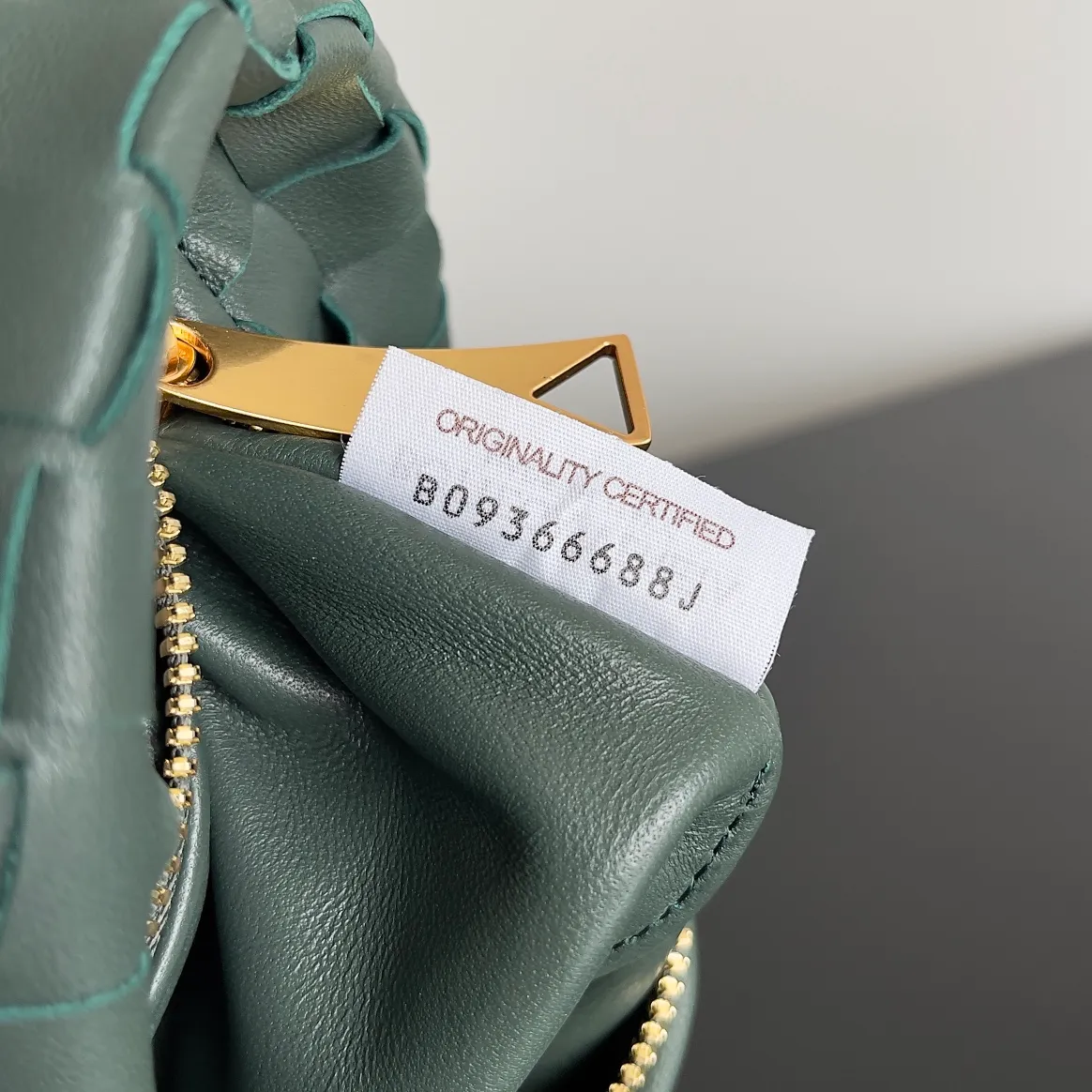 Batch 1120 Bottega veneta͙.——- The latest woven knotted hobo🔥 The top-grade lambskin leather is very soft, the bag shape is unique, practical and durable. It retains the traditional woven elements while being a little more flamboyant ~ Made of hand-woven sheepskin, zipper opening and closing, curved seamless structure, effortless to match. Highly recommended⚠️⚠️⚠️ The most high-end in the market🌈 Welcome to compare [Factory complete package] size: 23x15x5cm.   Model: 651876